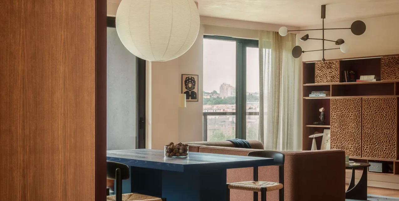 Το διαμέρισμα στην Πολωνία που συνδέει τη μεσογειακή αισθητική με το mid-century design