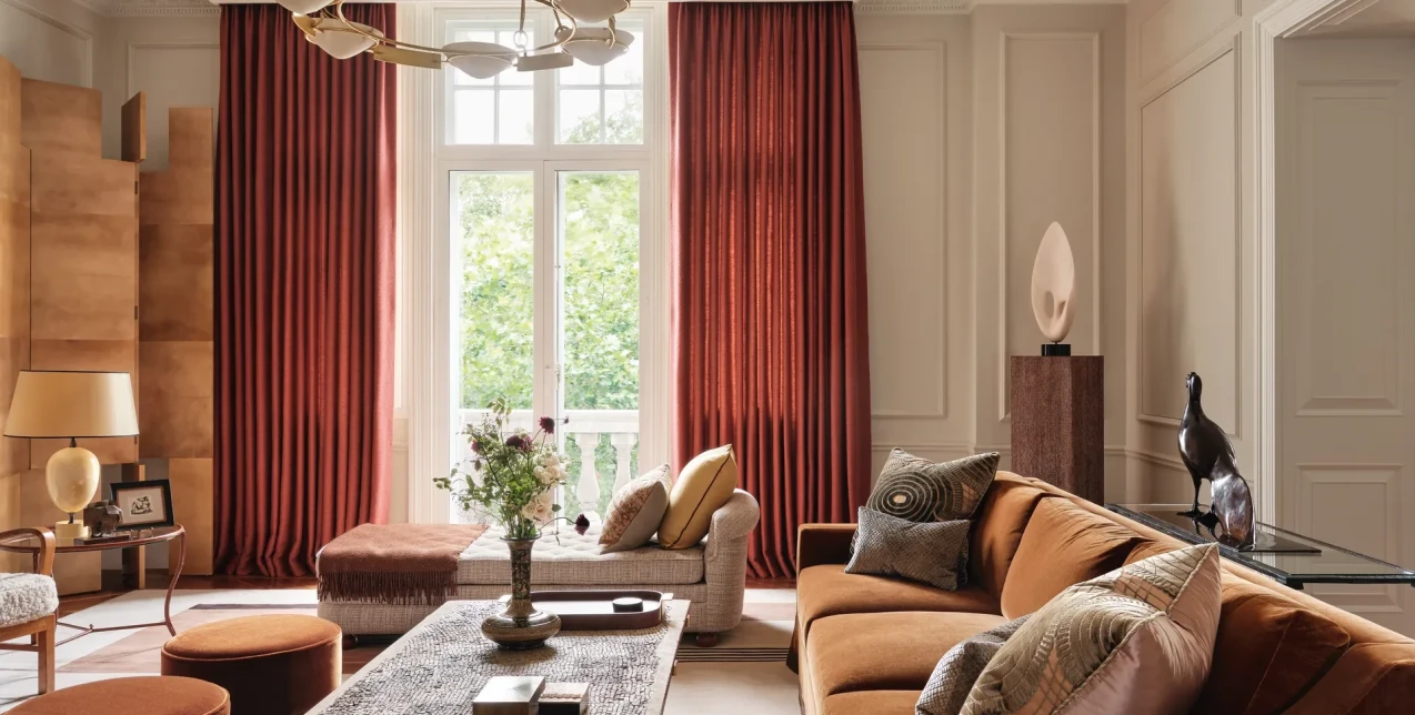 Το λονδρέζικο διαμέρισμα που αποδεικνύει πως συλλογές, υλικά και φωτισμός μπορούν να μεταμορφώσουν κάθε χώρο