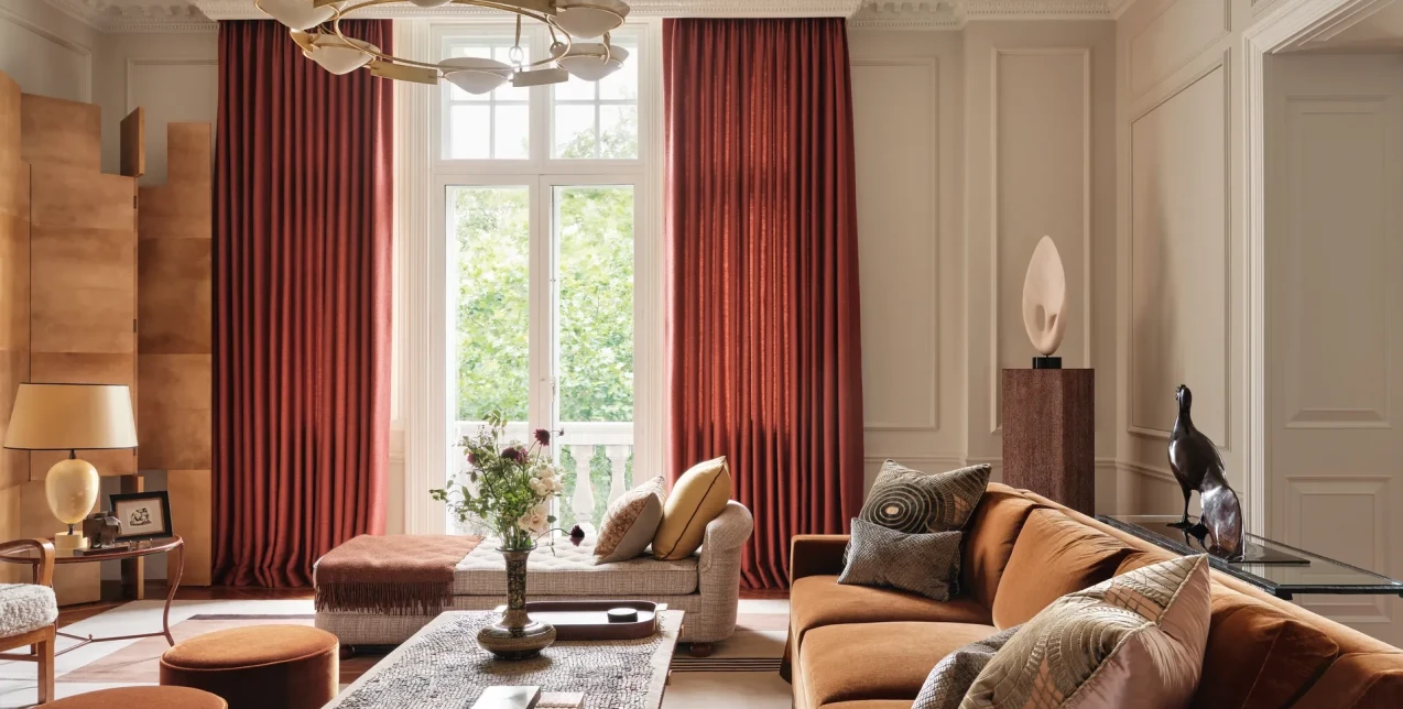 Το λονδρέζικο διαμέρισμα που αποδεικνύει πως συλλογές, υλικά και φωτισμός μπορούν να μεταμορφώσουν κάθε χώρο