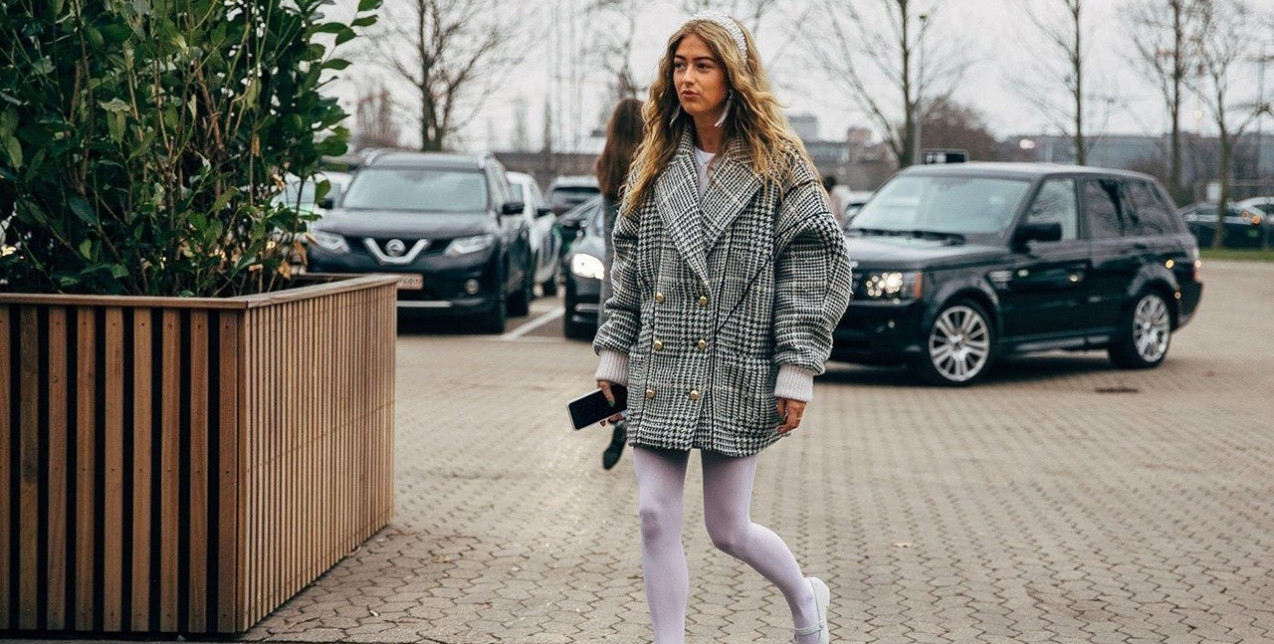 Τα χρωματιστά καλσόν είναι τα πιο hot αξεσουάρ του χειμώνα