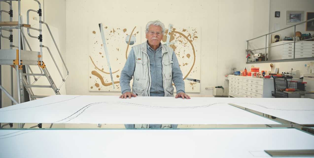 Ο κορυφαίος εικαστικός Κώστας Τσόκλης σε μια σπάνια συνέντευξη στο επετειακό τεύχος του GLOW