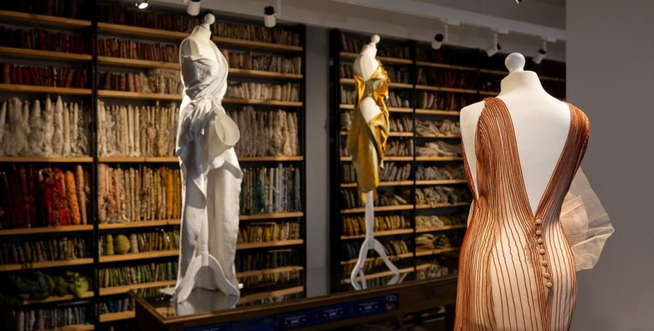 Η σχεδιάστρια, Denise Ελευθερίου, μιλάει αποκλειστικά στο GLOW για την έκθεση «ΝΗΜΑΤΩΝ ΕΝΔΥΜΑ» στο Μουσείο Μπενάκη