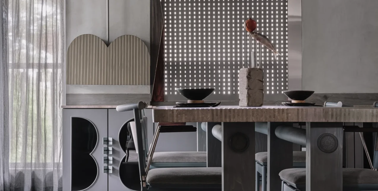 Κι όμως, το γκρι στο σπίτι μπορεί να μην είναι βαρετό αν αποδοθεί με μπρουταλιστικό τρόπο