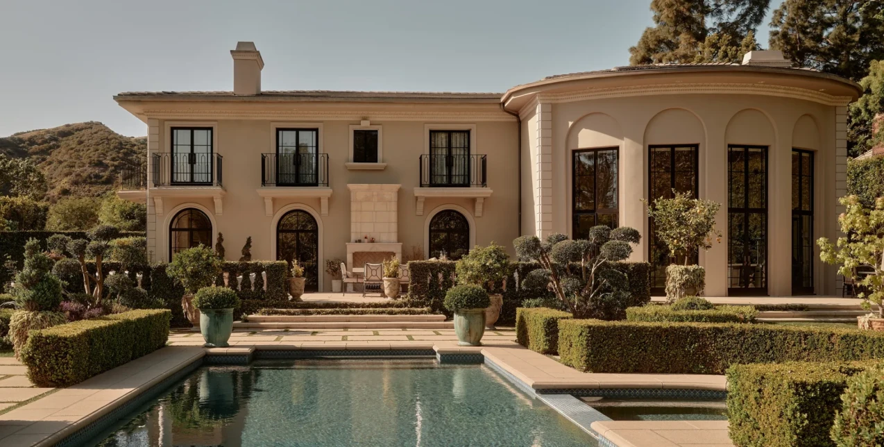 Η αίγλη του Beverly Hills συναντά την παριζιάνικη κομψότητα σε αυτήν την château-style κατοικία