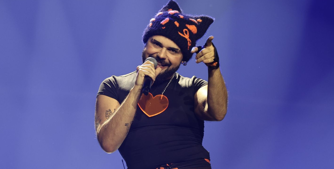 Ποια είναι η ιστορία του Akyla που θα εκπροσωπήσει την Ελλάδα στην Eurovision και χθες μας συγκίνησε στο πλευρό της μητέρας του;