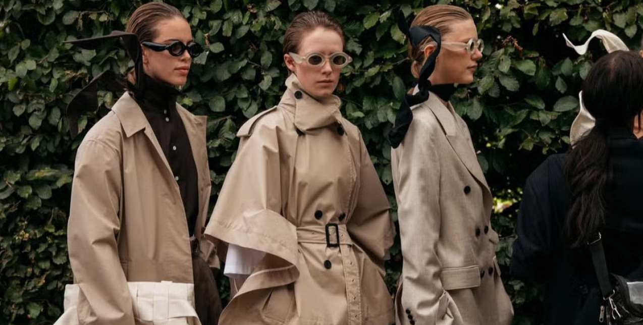 Οι ολοκαίνουριες τάσεις στις καμπαρντίνες για τη φετινή άνοιξη