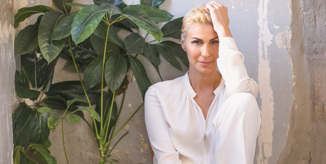 Η Άννα Κανδαράκη σε μια αποκλειστική συνέντευξη στο GLOW μιλά για την ανάγκη να ζούμε λιγότερο στο «πρέπει» και περισσότερο στο «αληθινό»