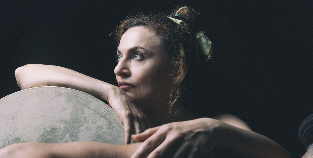 SKG Stories: Η Πολυξένη Σπυροπούλου πρωταγωνιστεί σε μια παράσταση για τον σκοταδισμό και την πατριαρχία που αξίζει κάθε λεπτό της