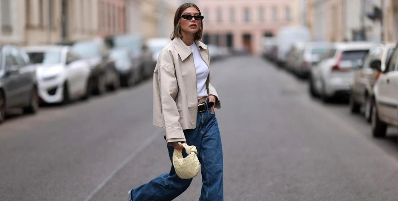 Λατρεύετε τα baggy jeans; Οι fresh τρόποι να τα φορέσετε ώστε να παραμείνετε κομψή