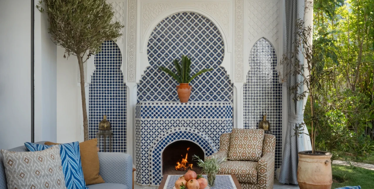 Μέσα σε μια μαροκινή βίλα όπου υπάρχει ένα χαμάμ σκαλισμένο στο χέρι