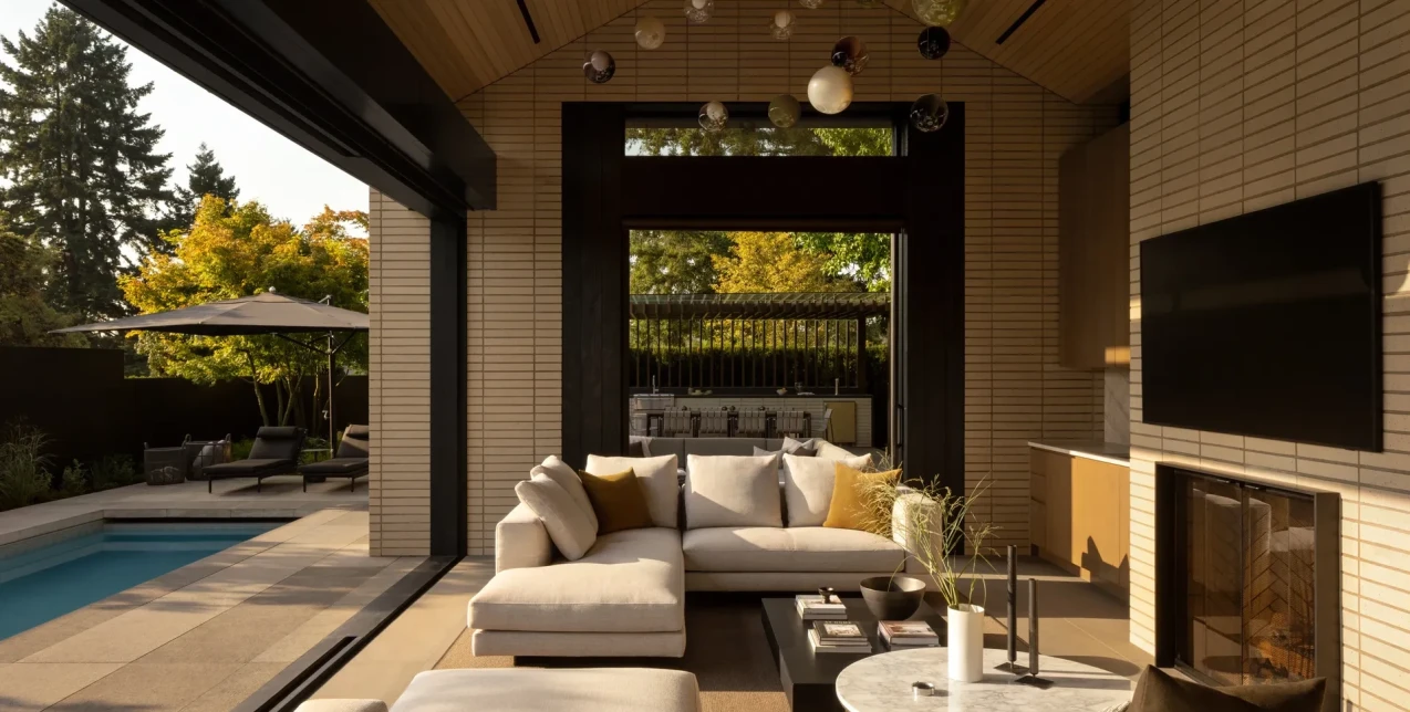 Ένα farmhouse στο καταπράσινο τοπίο του Καναδά συνδυάζει κομψά το παλιό με το μοντέρνο στιλ