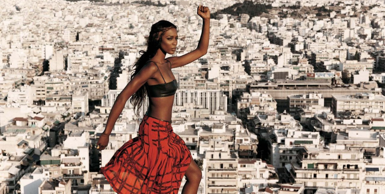 Εγκαινιάστηκε η έκθεση «Είσαι ό,τι φοράς - What You Wear Is What You Are», φέρνοντας σε δημιουργικό διάλογο Έλληνες και διεθνείς καλλιτέχνες και σχεδιαστές