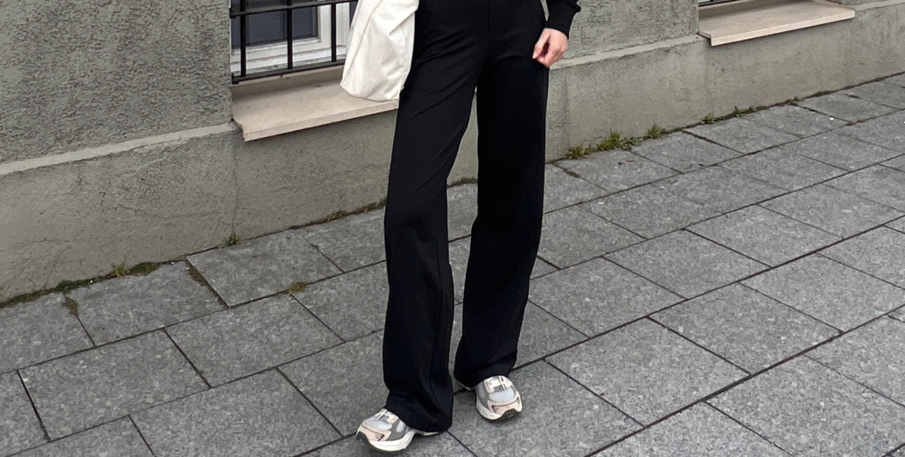 Τα μαύρα παντελόνια που θα μετατραπούν σε key items των επόμενων μηνών