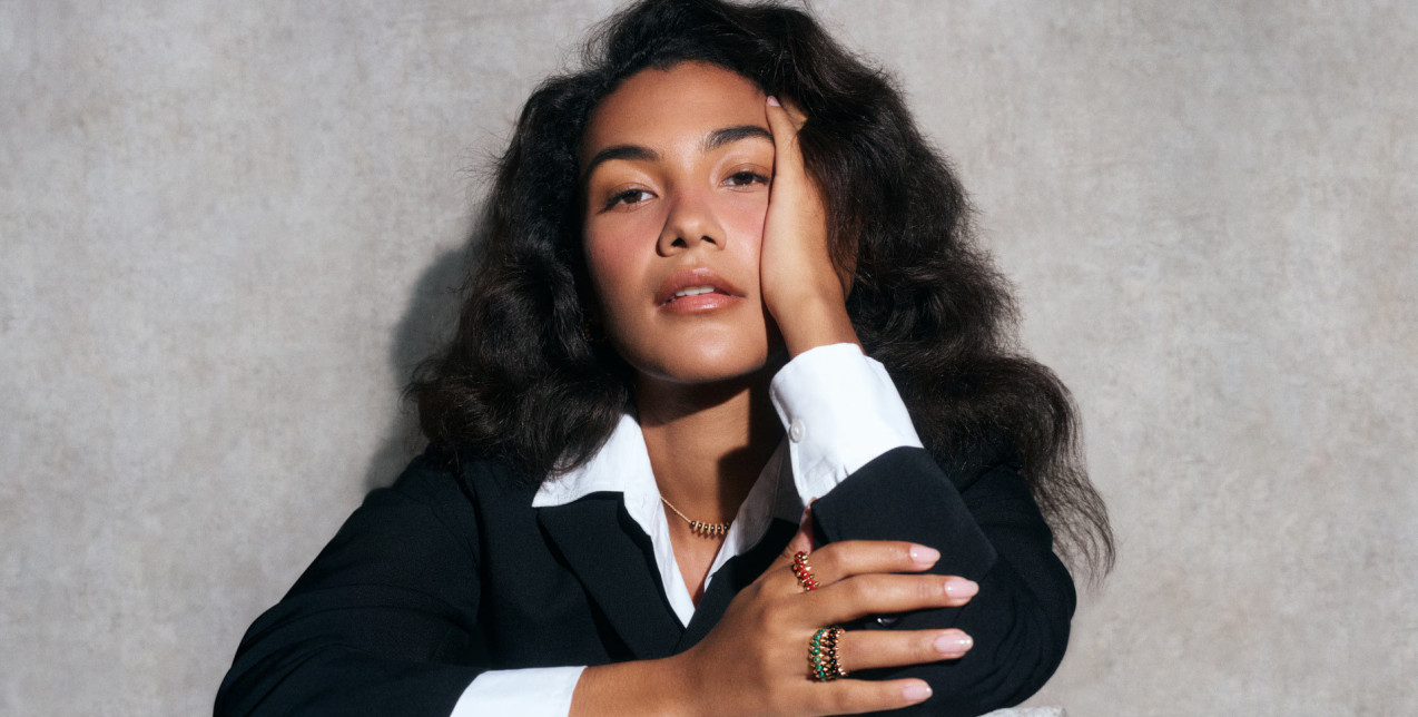 Η Olivia Dean έγινε ambassador του οίκου Cartier κι εμείς ανατρέχουμε στα 5 εμβληματικά timepieces που αξίζει να γνωρίζετε