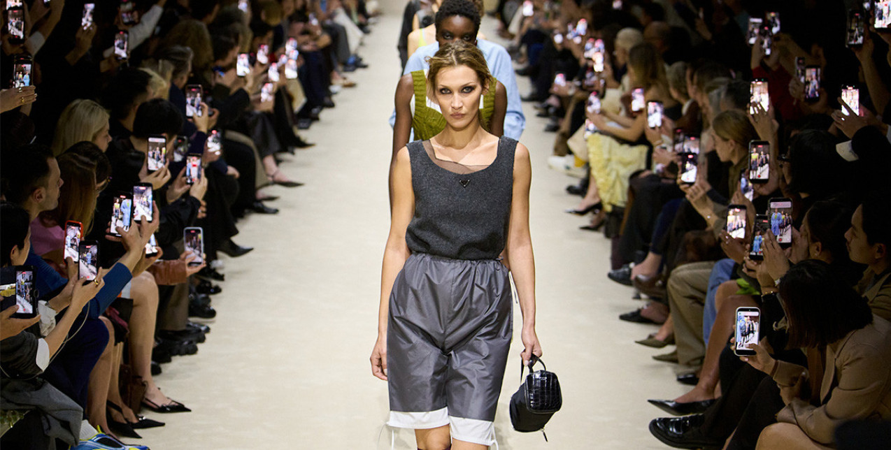 Prada F/W26: Τα μόλις 15 μοντέλα, οι 4 εμφανίσεις και η Bella Hadid