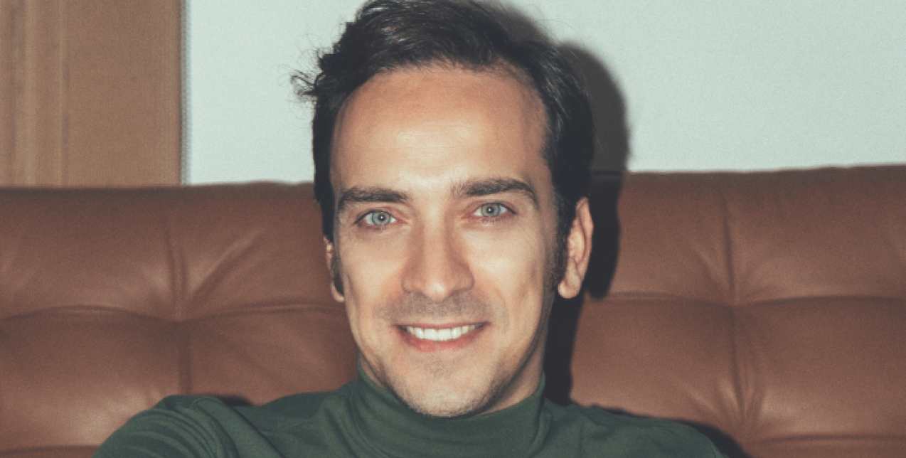 Ο Δημήτρης Σαμόλης ανοίγει τα χαρτιά του μετά από τρία χρόνια sold-out «Στρακαστρούκες»