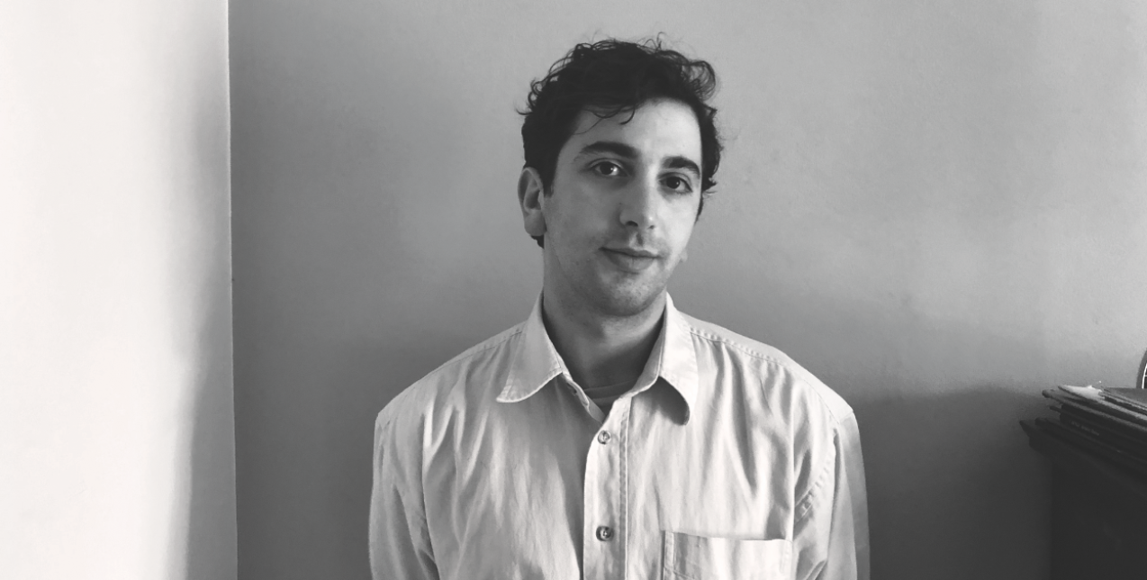 Ο Mario Banushi σε μια αποκλειστική συνέντευξη στο GLOW λίγο μετά τη βράβευσή του με τον 54ο Αργυρό Λέοντα στην Μπιενάλε Θεάτρου της Βενετίας