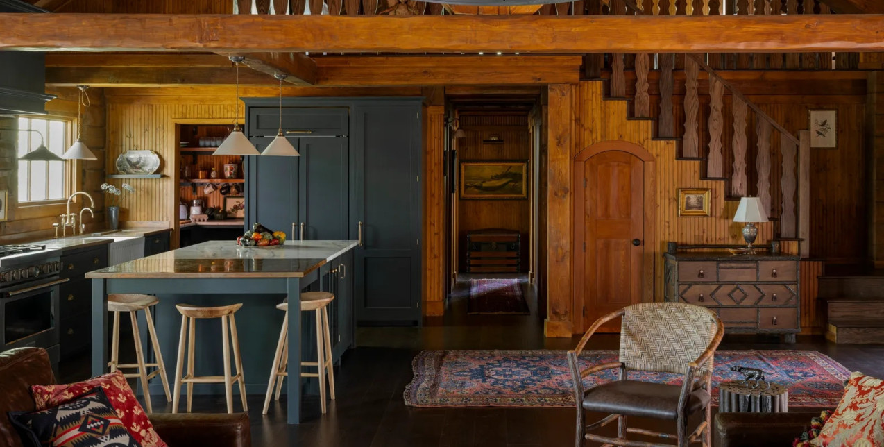 Δύο παραδοσιακές καμπίνες στη Minnesota συνδυάζουν το ξύλινο στοιχείο με την άγρια φύση σε μια αρμονική αισθητική