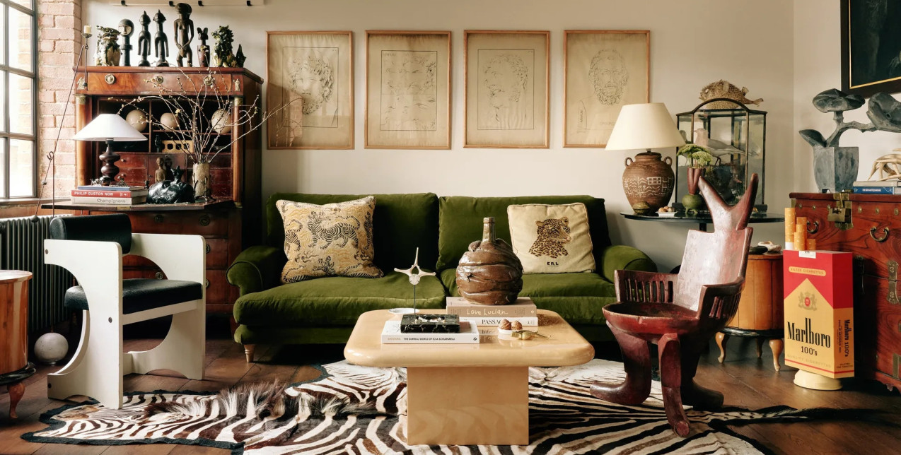 Ένα εκκεντρικό αλλά ζεστό διαμέρισμα στο Λονδίνο ισορροπεί ανάμεσα στη θεατρικότητα και την απόλυτη άνεση