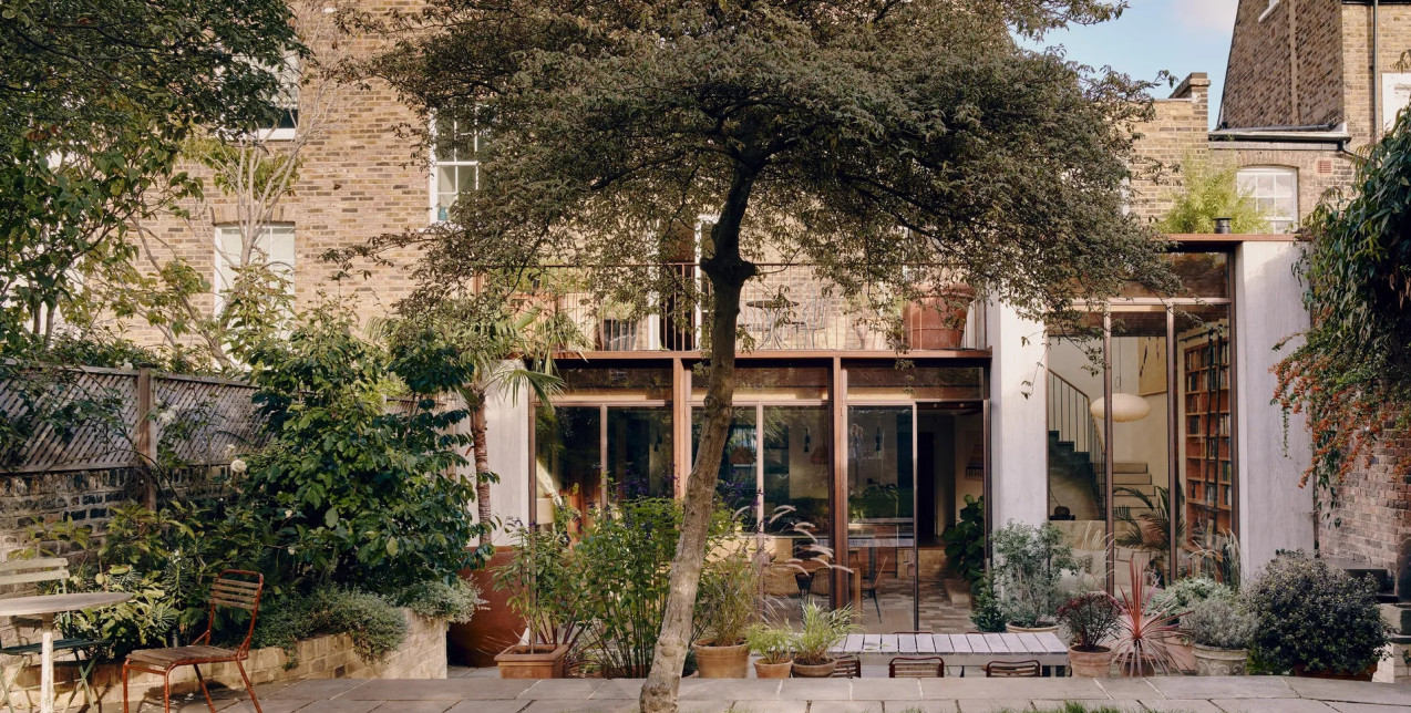 Μια  κατοικία στο Ανατολικό Λονδίνο μεταμορφώνεται με φυσικά υλικά και σύγχρονο design