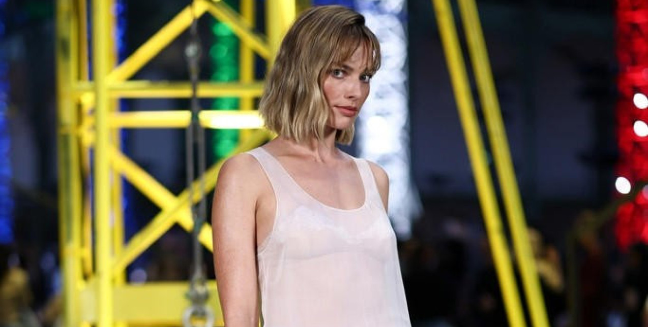 H Margot Robbie «κατέκτησε» την Εβδομάδα Μόδας του Παρισιού με το πιο ανατρεπτικό καρέ που έχουμε δει μέχρι στιγμής