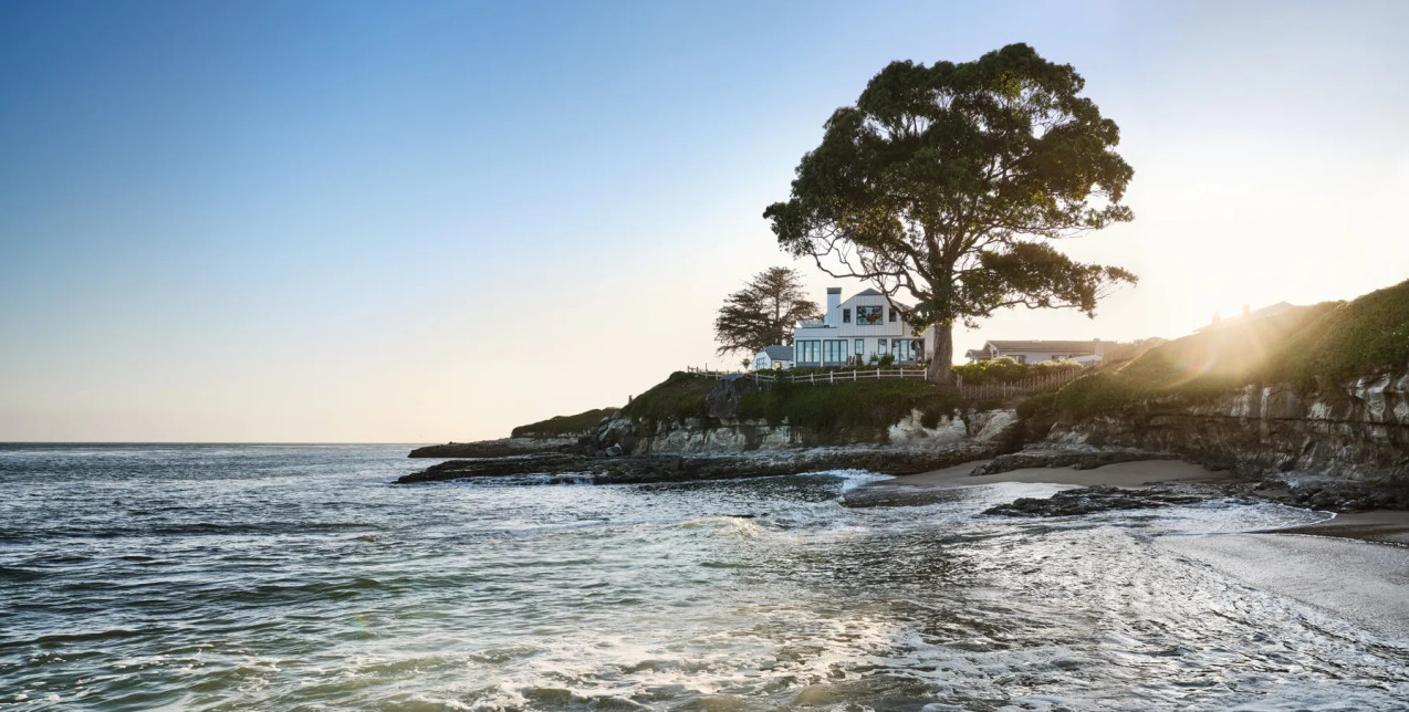 Το εντυπωσιακό παραθαλάσσιο cottage στη Santa Cruz της California που στέκεται πάνω από τον ωκεανό