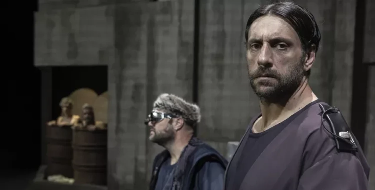 Backstage Stories με τον Γιώργο Χρυσοστόμου - «Έχω αρχίσει να έχω λίγο περισσότερη κατανόηση πρώτα προς τον ανήλικο εαυτό μου και μετά προς αρκετούς ανθρώπους»