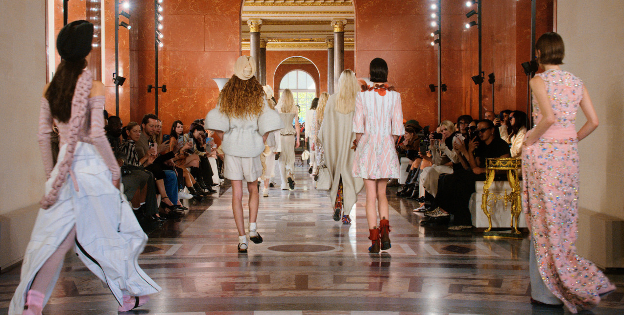 8 τάσεις στα flat shoes που θα ξεπεράσουν ακόμα και τα πιο elegant ψηλοτάκουνα