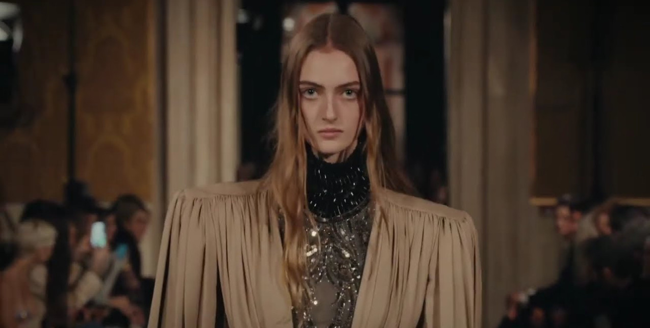 Ο Alessandro Michele επανεξέτασε τη μεγαλοπρέπεια του οίκου Valentino μέσα από τη συλλογή του με τίτλο Interferenze.