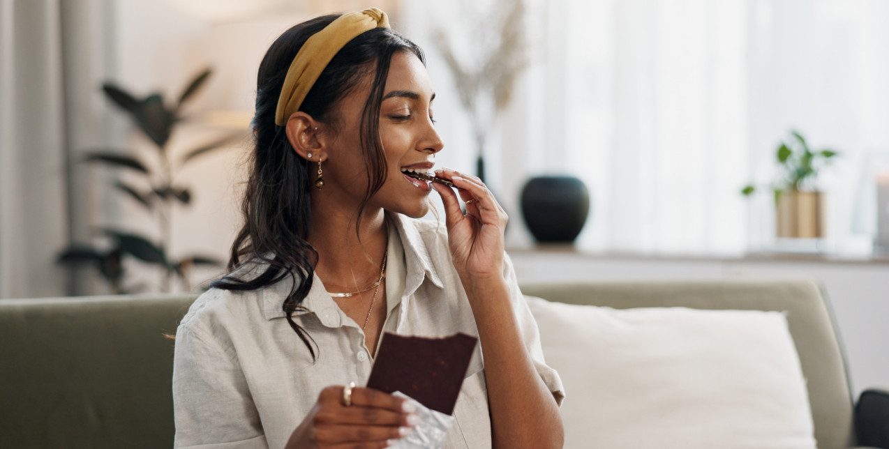 Έμμηνος ρύση και λιγούρα: Γιατί αυξάνεται η όρεξή μας και πώς μπορούμε να τη διαχειριστούμε σωστά