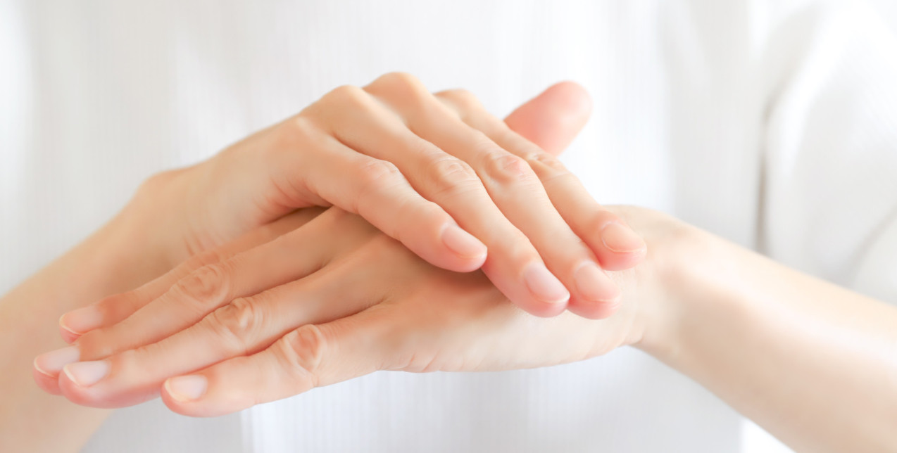 Anti-aging tips: Πώς θα κάνετε τα χέρια σας να μοιάζουν νεότερα