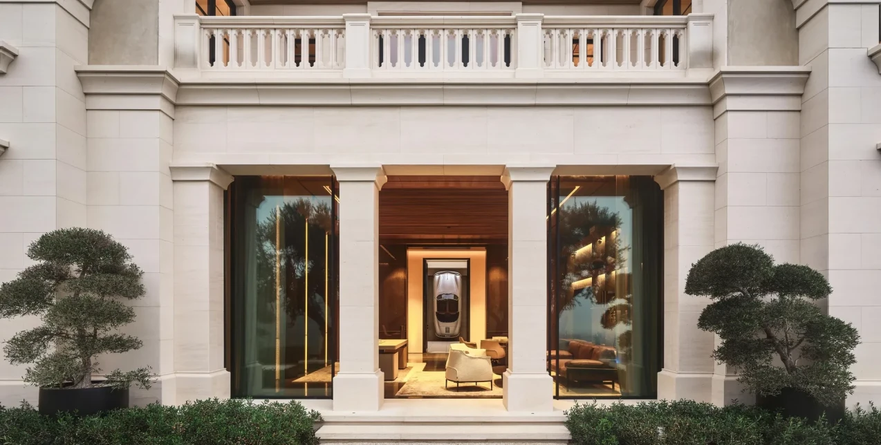 Μια πολυτελής κατοικία στην Καλιφόρνια, στο σαλόνι της οποίας κρέμεται μια vintage Porsche