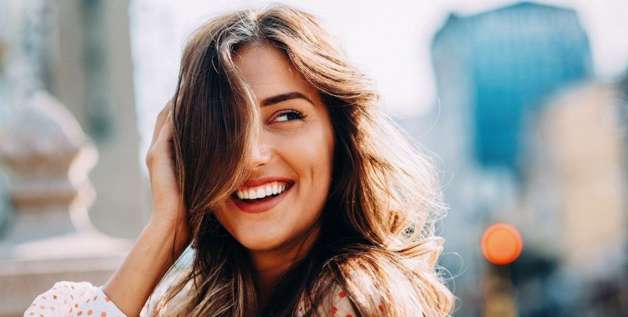 Η απόχρωση κραγιόν που κάνει το χαμόγελό σας να φαίνεται πιο λευκό και λαμπερό