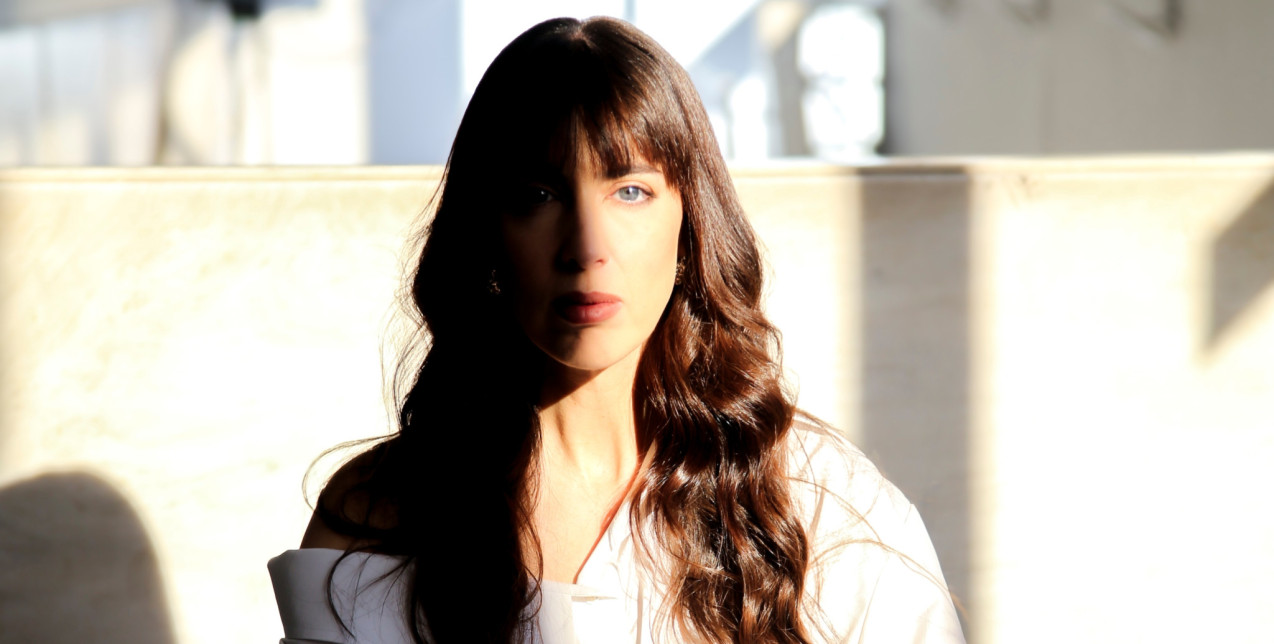 SKG Stories: Η Nayra ετοιμάζεται για την πολυαναμενόμενη επιστροφή της στη σκηνή και μας μιλά για τα «παράδοξα» της μουσικής της