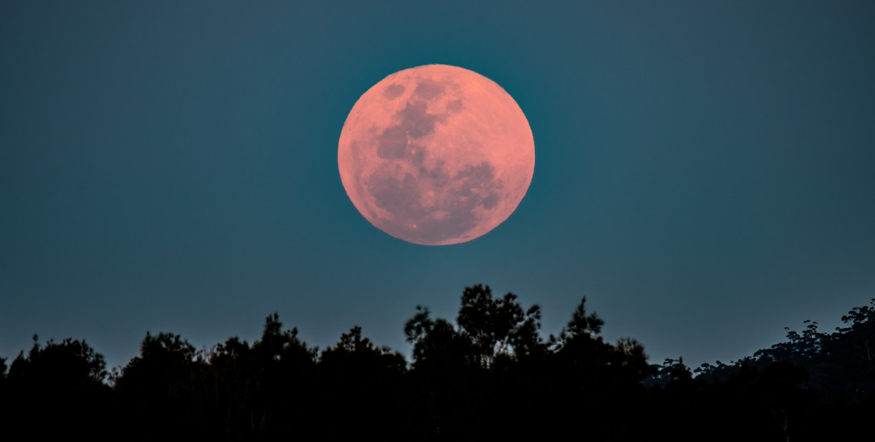 Ποια ζώδια θα επηρεάσει η σημερινή Ροζ Πανσέληνος