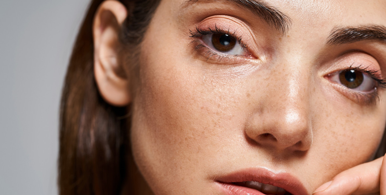 Έχετε καστανά μάτια; Πώς μπορείτε να ανακαλύψετε τη κατάλληλη απόχρωση στη μάσκαρά σας με τέσσερις μόλις ερωτήσεις