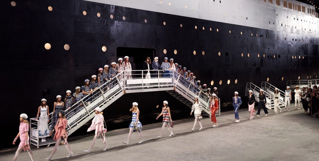 Γιατί λατρέψαμε το Cruise Fashion Show του οίκου Chanel