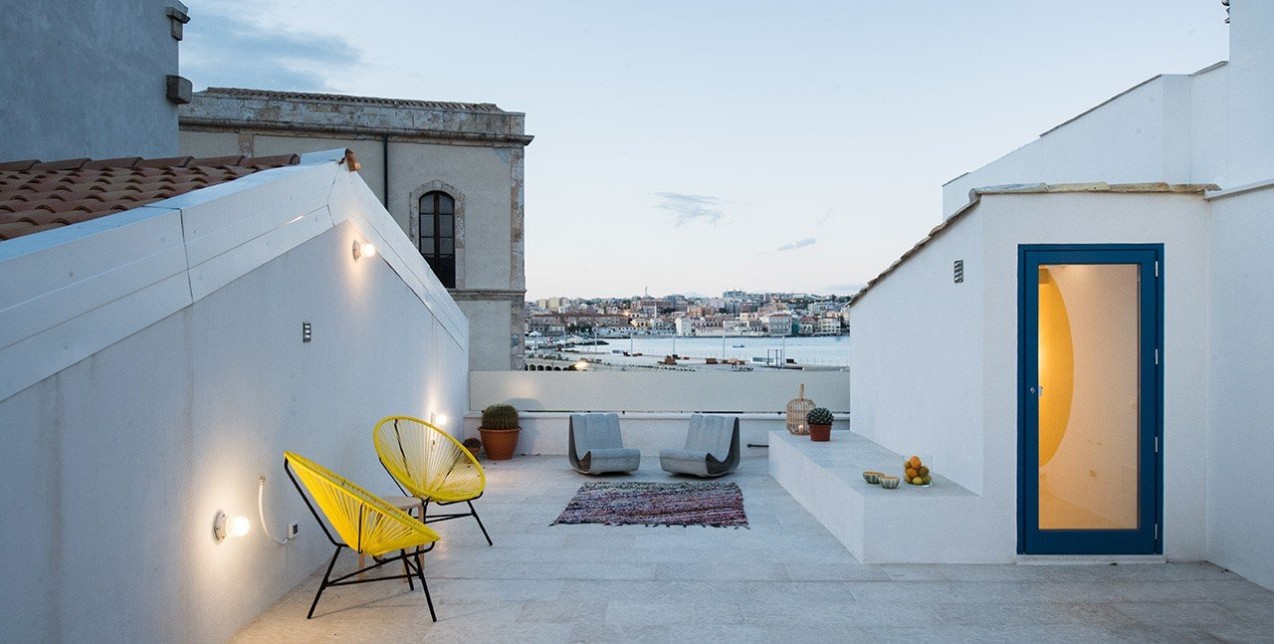 Tα χρώματα της Μεσογείου εμπνέουν το Diptych house στη Σικελία