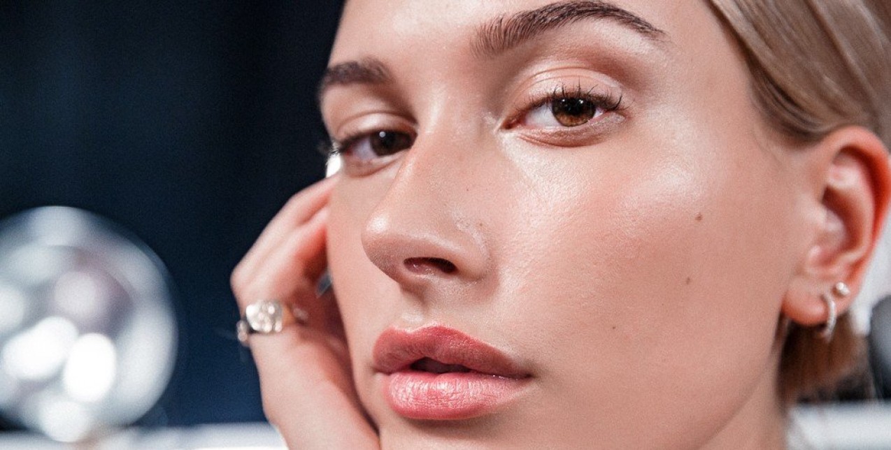 Glass skin: Το νέο beauty trend επιτάσσει λαμπερή βάση στο μακιγιάζ