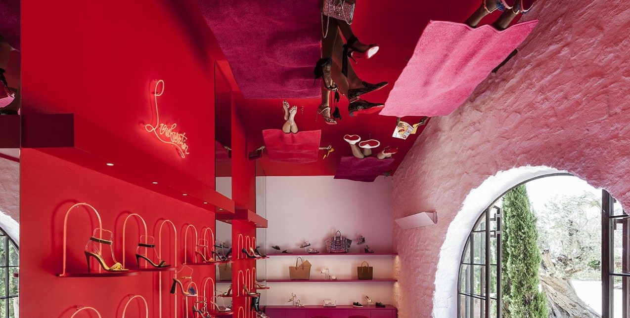 Αν βρεθείτε στο νέο pop up Louboutin store στη Μύκονο, κοιτάξτε ψηλά