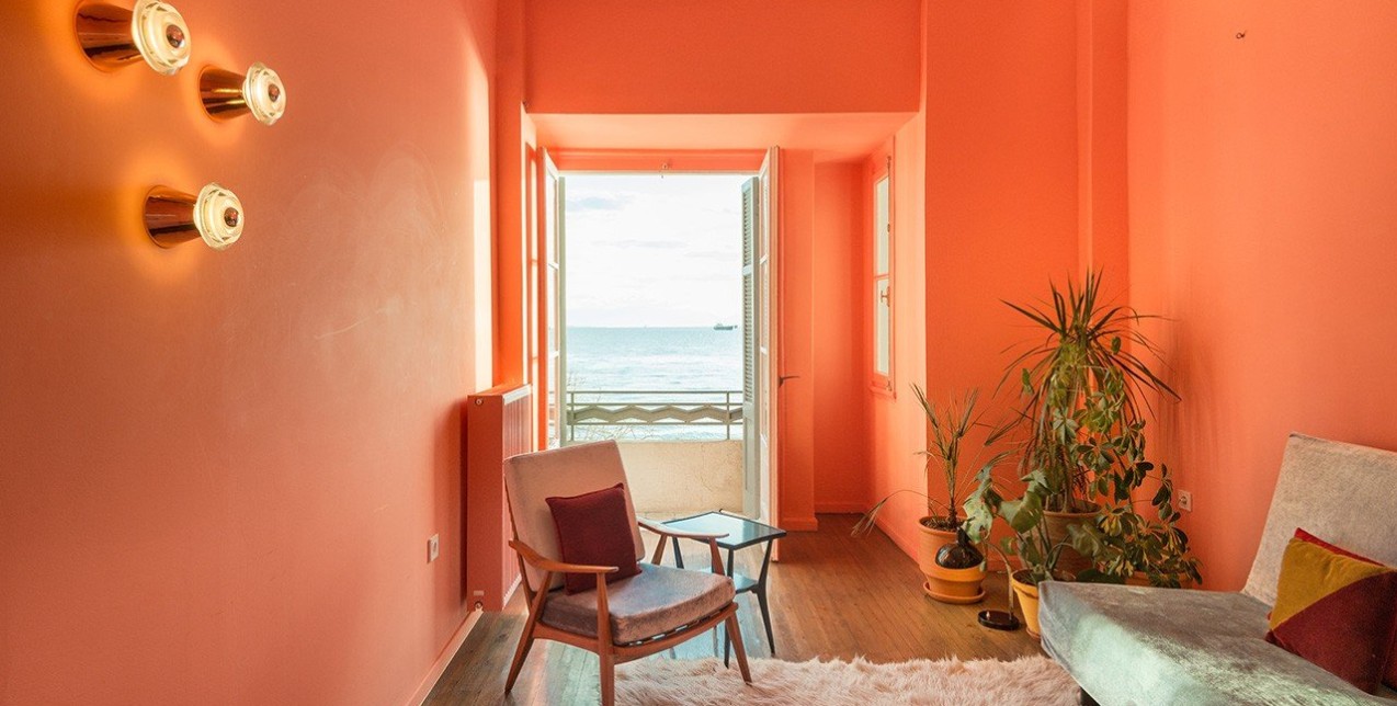 Με τροπικά χρώματα, το Waterfront Nikis Apartment έχει μοναδικό interior design