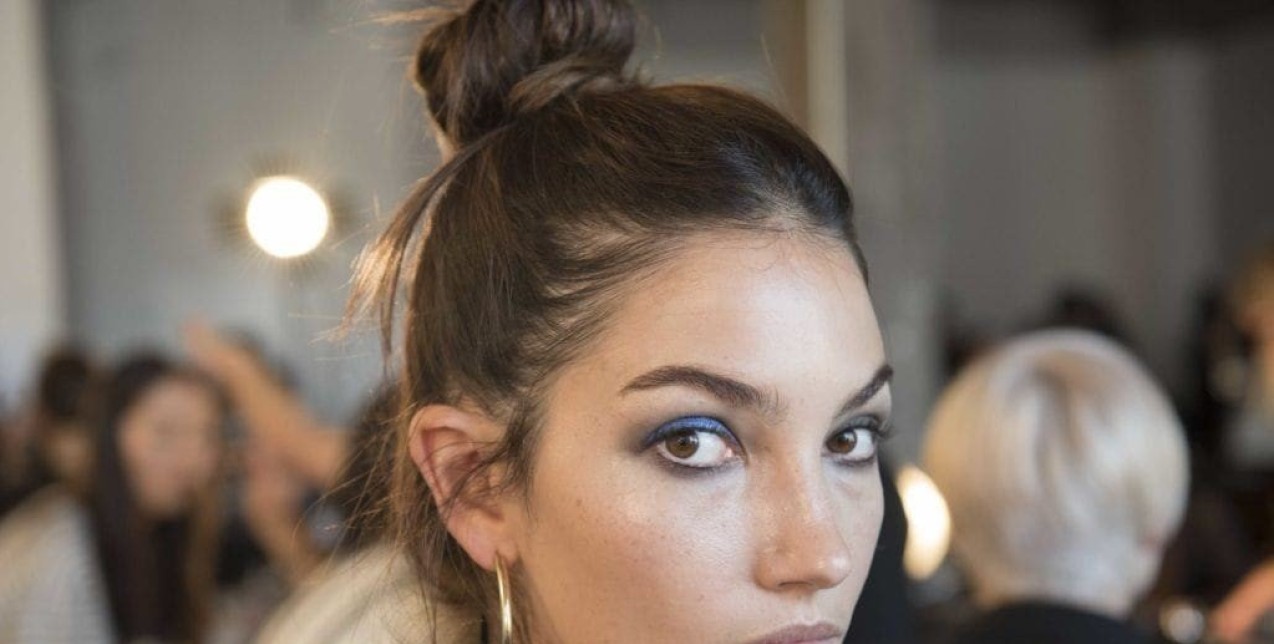 Messy bun: Πώς να δημιουργήσετε το εύκολο και κομψό hairstyle