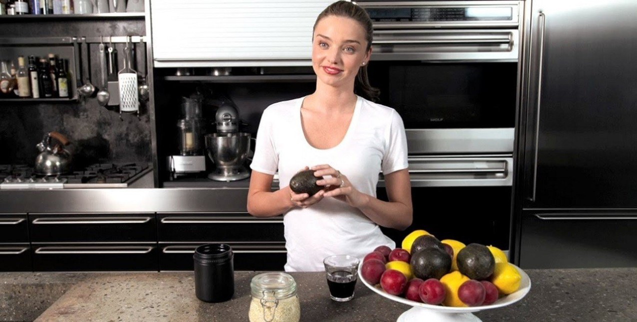 Στην κουζίνα της Miranda Kerr: Όσα τρώει μέσα σε μία ημέρα