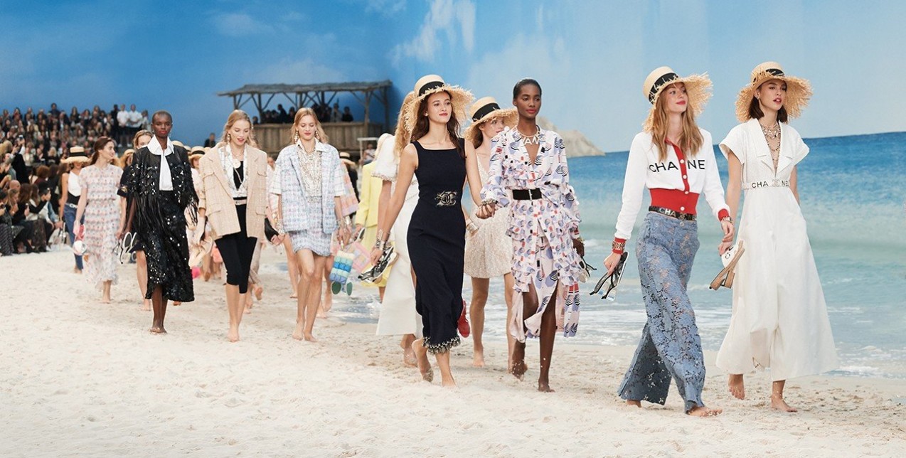 Μια βόλτα στην παραλία με τον Karl Lagerfld και τον οίκο μόδας Chanel 