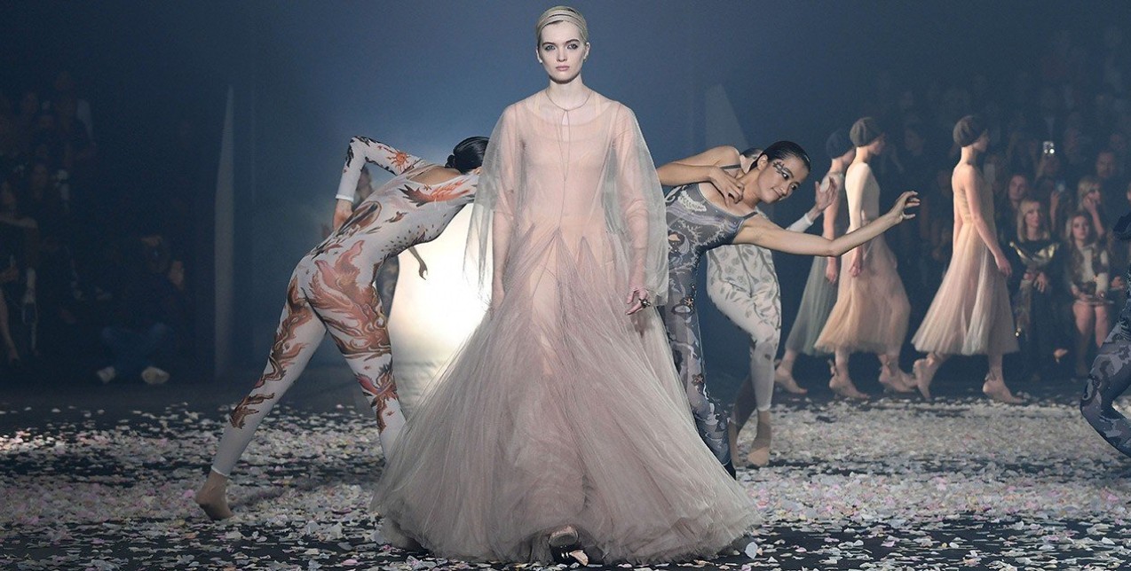 Το μαγευτικό Christian Dior show άνοιξε τη γαλλική εβδομάδα μόδας