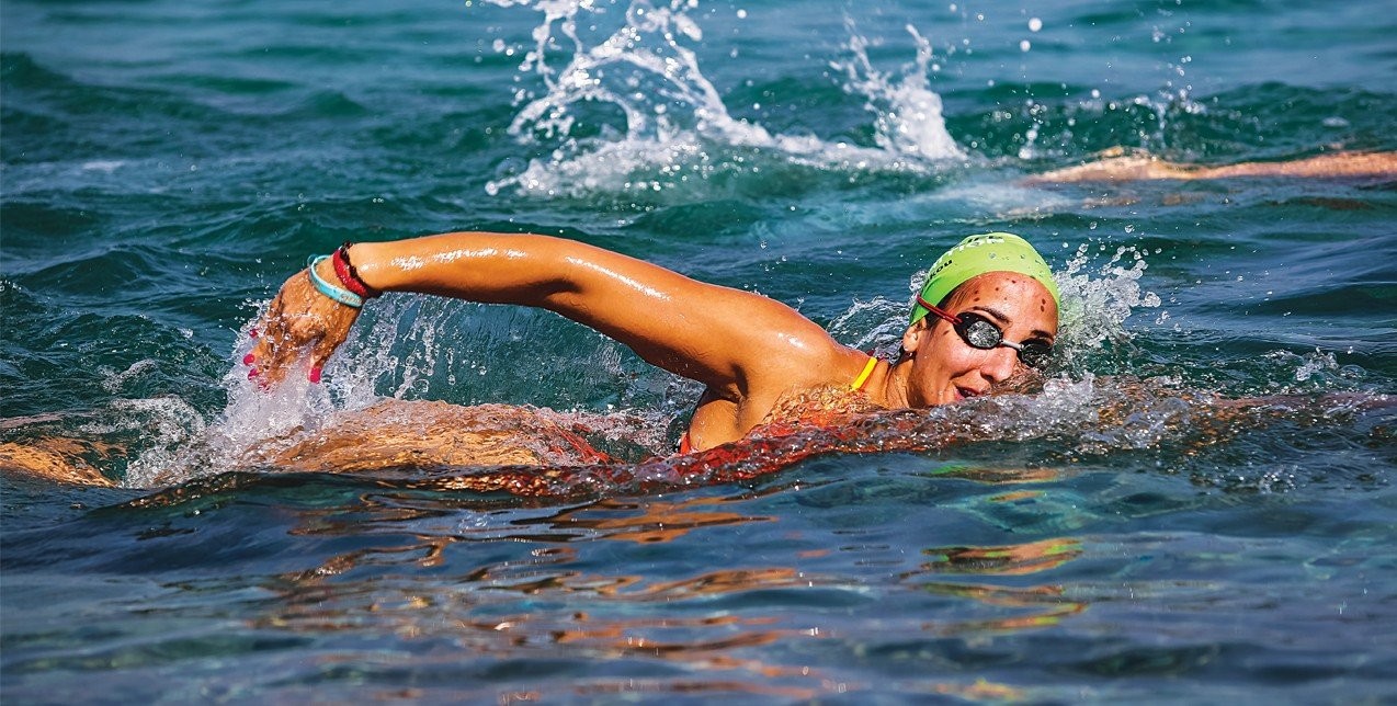Η πρωταθλήτρια κολύμβησης Νόρα Δράκου μιλά για τη ζωή εντός κι εκτός νερού