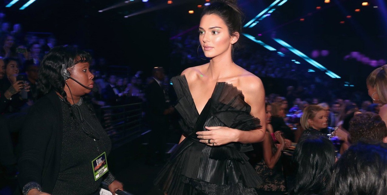 Αντιγράψτε την εντυπωσιακή evening wear πρόταση της Kendall Jenner