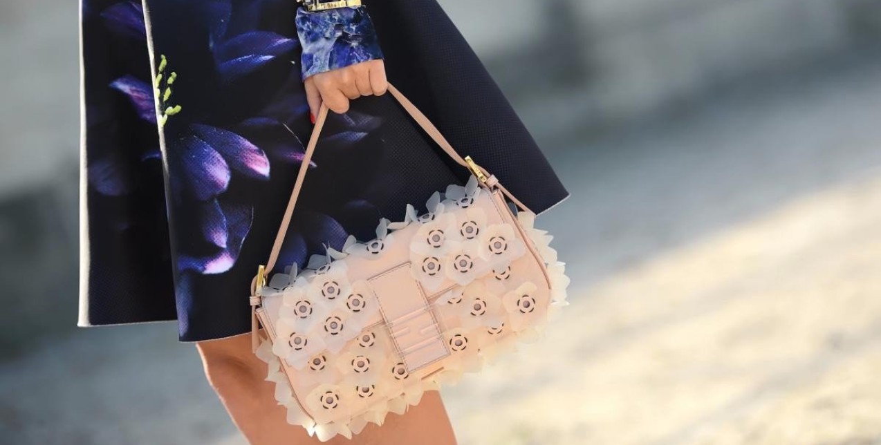 Η νέα αγαπημένη τσάντα των trendsetters θυμίζει την Carrie Bradshaw