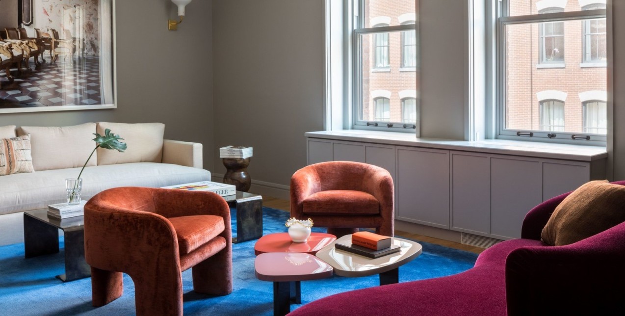 Ένα πολύχρωμο velvet διαμέρισμα στη Νέα Υόρκη απογειώνει το american cool