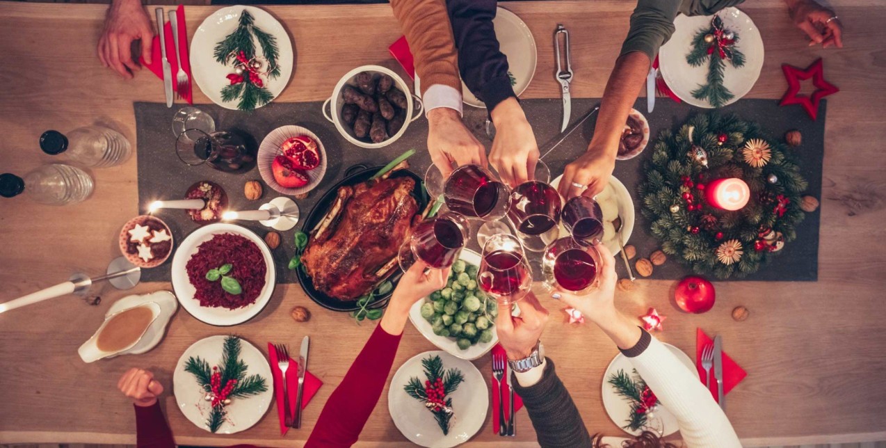 Γιορτινά τραπέζια: Πώς να μην πάρετε περιττά κιλά και τρόποι να αντιμετωπίστε το φούσκωμα